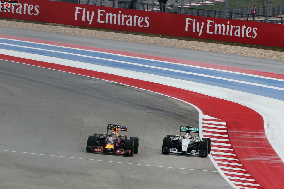 In der 15. Runde ist es so weit: Ricciardo geht in Führung, dreht auf Anhieb die schnellste Runde im Rennen. Hamilton kämpft indes immer mehr mit seinen abbauenden Intermediates - und hat Teamkollege Rosberg, mit der Wut der ersten Kurve im Bauch, im Rückspiegel.
