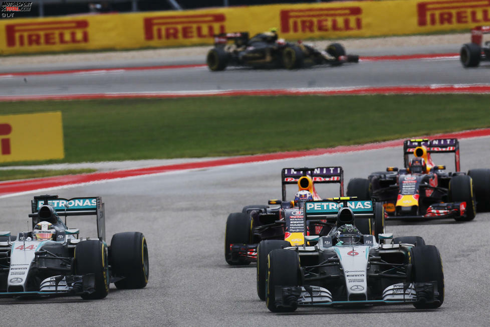 Der entfesselte Ricciardo baut seinen Vorsprung zwischenzeitlich auf bis zu 8,9 Sekunden aus, büßt in der 20. Runde aber sechs davon mit einem Fahrfehler ein. In der 22. Runde beginnt mit trockener werdender Strecke Red Bulls Untergang: Zuerst schnappt Rosberg Ricciardo, ein paar Meter weiter hinten, fast zeitgleich, Hamilton Kwjat. Und Rosberg baut mit schnellsten Runden über zehn Sekunden Vorsprung auf seinen Teamkollegen auf.