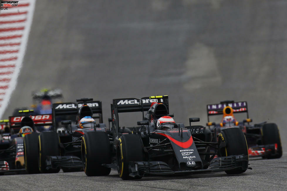 In der Dramatik an der Spitze geht beinahe unter, dass McLaren mit neuem Honda-Motor mitten in der Weltspitze mitmischt, sicher begünstigt durch den Rennverlauf. Alonso verliert Leistung und fällt noch aus den Punkten raus, doch Jenson Button fährt als Sechster sein bestes Saisonergebnis ein. Endlich Licht am Ende des Tunnels?