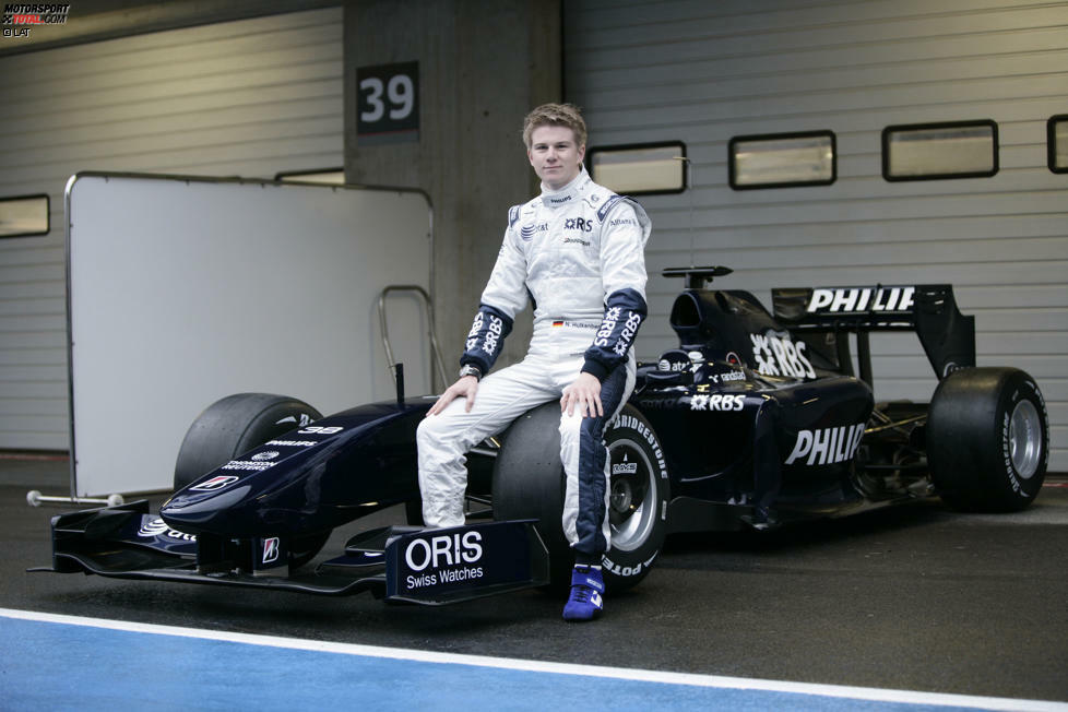 2009: Beim Launch des FW31 in Portimao sitzt Nico Hülkenberg auf dem Vorderreifen. Er ist als Testfahrer mit dabei, gefahren wird das Auto im Rennen aber von Nico Rosberg und Kazuki Nakajima. Wie schon seit 2007, aber nun ein letztes Mal, setzt Williams auf Toyota-Motoren.