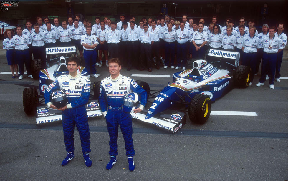 1994: In Barcelona entsteht schon ein neues Teamfoto. Der Grund: Ayrton Senna ist tödlich verunglückt, David Coulthard übernimmt seinen Platz bei Williams und bildet fortan ein Duo mit Damon Hill.