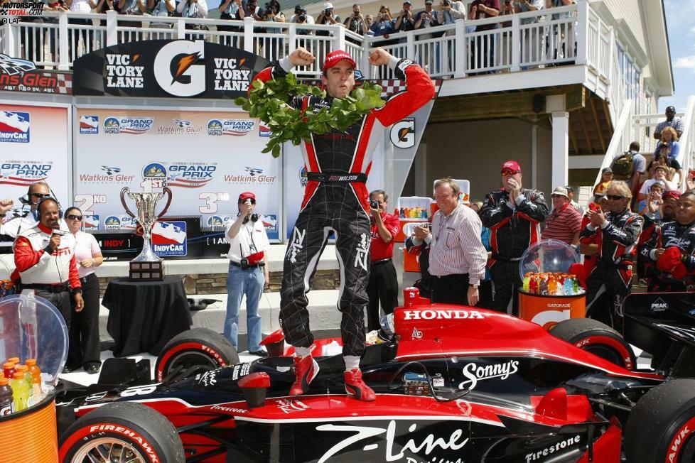 Nach dem Tod von Paul Newman verlässt Wilson das Newman/Haas-Team und dockt für 2009 bei Dale Coyne Racing an. In Watkins Glen holt er völlig überraschend den Premierensieg für die kleine Truppe. Dabei hält er ...