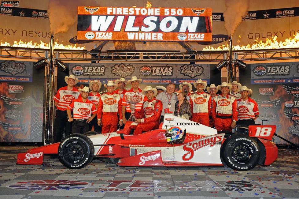 Sein IndyCar-Comeback gibt Wilson wenige Wochen nach dem Daytona-Sieg, allerdings nicht mehr bei Dreyer & Reinbold, sondern beim vorherigen Arbeitgeber Dale Coyne Racing. Auf dem Texas Motor Speedway in Fort Worth erringt er drei Jahre nach dem Watkins-Glen-Premierensieg den zweiten Sieg der Teamgeschichte.