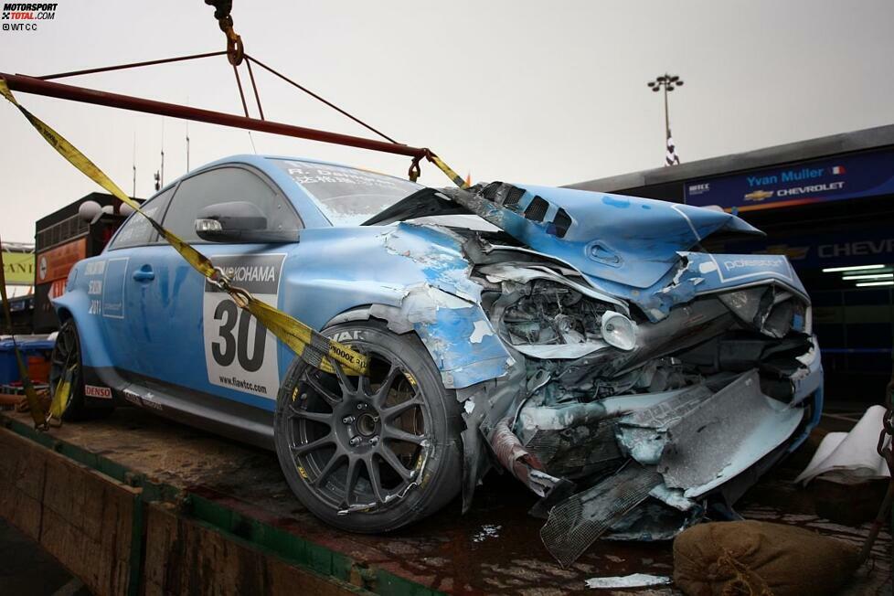 Wenn plötzlich die Strecke ausgeht oder der Gegner zu optimistisch ist: Wir zeigen die zehn heftigsten WTCC-Crashes und erklären ihre Entstehung! Das Einstiegsfoto zeigt übrigens das Wrack von Volvo-Fahrer Robert Dahlgren nach einem Abflug in Macao 2011.