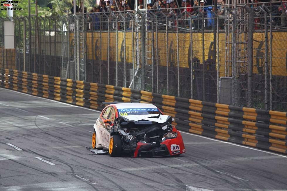 #2 Diverse Fahrer in Macau 2013: Das letzte Rennen der Saison 2013 wird zu einem regelrechten Crash-Festival. Zuerst sorgte Norbert Michelisz nach dem Start für eine Kettenreaktion, der unter anderem der abgebildete SEAT-Pilot Hugo Valente zum Opfer fiel. Nach der Rennunterbrechnung sorgt der ohne Vortrieb rollende Tom Chilton für eine weitere Massenkarambolage, bei der einige Fahrer sogar unter roter Flagge in die Unfallstelle rasen. Durch Glück kommen alle Beteiligten ohne ernsthafte Verletzungen davon.