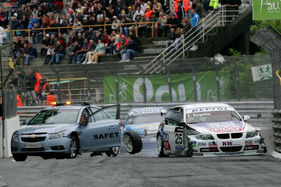 #1: Franz Engstler (Deutschland) in Pau 2009. Der wohl kurioseste Unfall in der Geschichte der WTCC ereignet sich unter gelben Flaggen. Das von einem lokalen Piloten gesteuerte Safety-Car überfährt ausgangs der Boxengasse die weiße Linie und zieht in langsamer Fahrt auf die Ideallinie, wo in diesem Augenblick Engstler heranrauscht. Es kommt zur Kollision, bei der Safety-Car und Rennauto völlig zerstört werden. Wie durch ein Wunder bleiben die Beteiligten unverletzt...