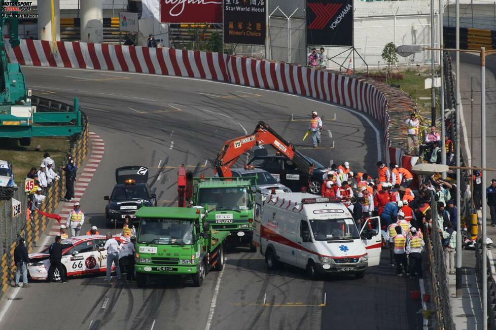 #6: Franz Engstler (Deutschland) und Andre Couto (Macao) in Macao 2009. Beim WTCC-Saisonfinale leistet sich Felix Porteiro in der Zielkurve einen Fahrfehler. Engstler kann nicht mehr ausweichen und kollidiert mit ihm. Couto wiederum ignoriert die gelben Flaggen und donnert fast ungebremst in den gestrandeten Engstler, der sich bei diesem Unfall das Schlüsselbein bricht. Das Rennen wird vorzeitig abgebrochen und nicht mehr aufgenommen.