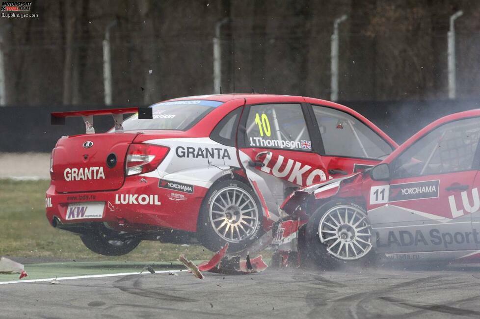 #4: James Thompson (Großbritannien) und Aleksei Dudukalo (Russland) in Monza 2013. Im ersten Qualifying des Jahres verschätzt sich Dudukalo bei der Anfahrt zur ersten Schikane. Er schießt fast ungebremst geradeaus - und trifft seinen Lada-Teamkollegen James Thompson. Dudukalos Auto ist total im Eimer, Thompson schafft mit komplett verbogenem Fahrzeug hingegen sogar noch den Einzug in Q2! Für Dudukalo ist trotzdem Schluss: Lada setzt ihn nach diesem 