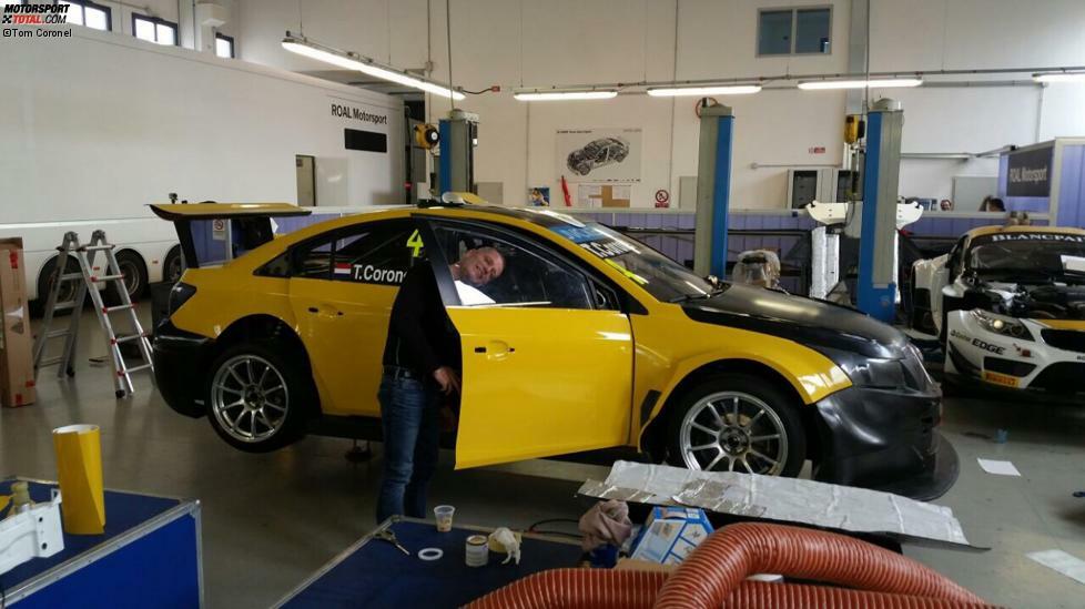 Auf beiden Seiten haben die Mechaniker die Grundfarbe Gelb angebracht. Einfarbig bleibt der Chevrolet Cruze von Tom Coronel aber nicht lange.