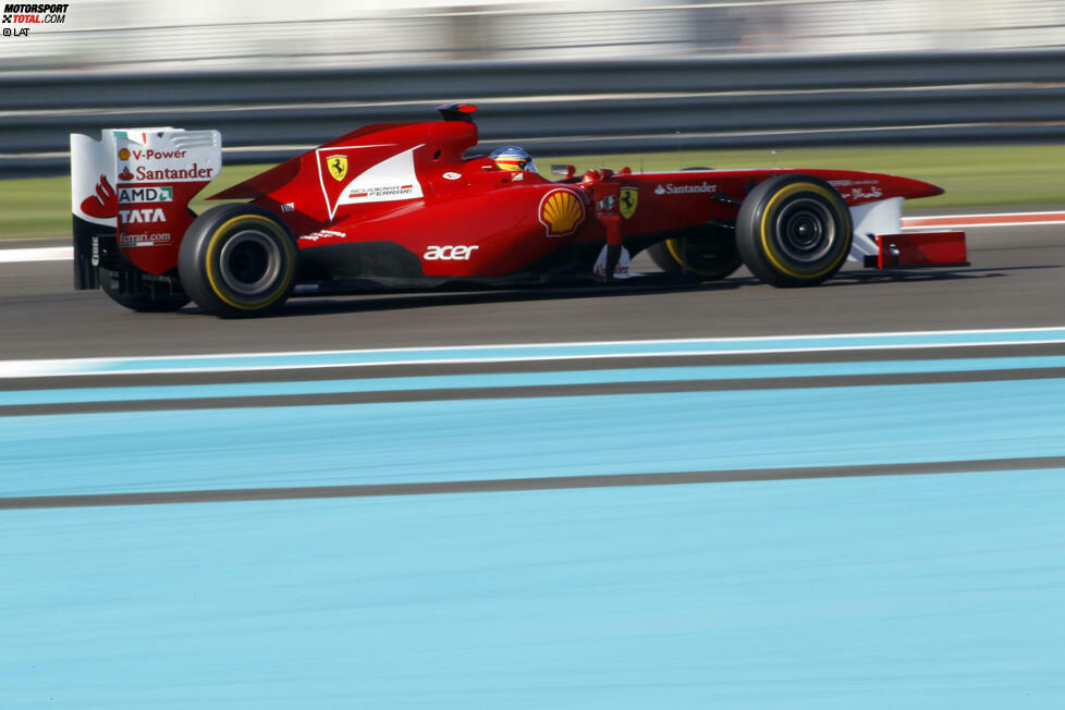 Lediglich 2007, 2008, 2009 entscheidet sich Ferrari wieder für ein komplett rotes Auto. Dann kehren wieder weiße Flächen auf das Auto zurück, die in erster Linie mit den Sponsoren zusammenhängen. Im Bild Fernando Alonso 2011.