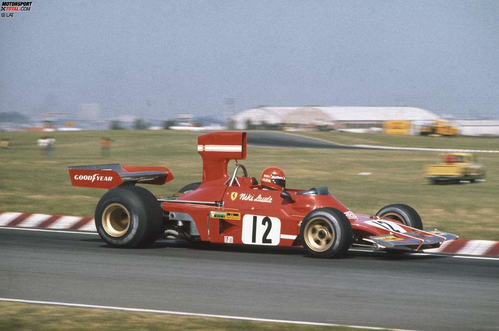 Der 312B3 von 1974 trägt erstmals einen dezenten weißen Streifen auf der Airbox. Das Auto ist der Beginn einer neuen Ära. Niki Lauda holt seine ersten beiden Siege, Clay Regazzoni verpasst den WM-Titel gegen Emerson Fittipaldi (Lotus) hauchdünn.