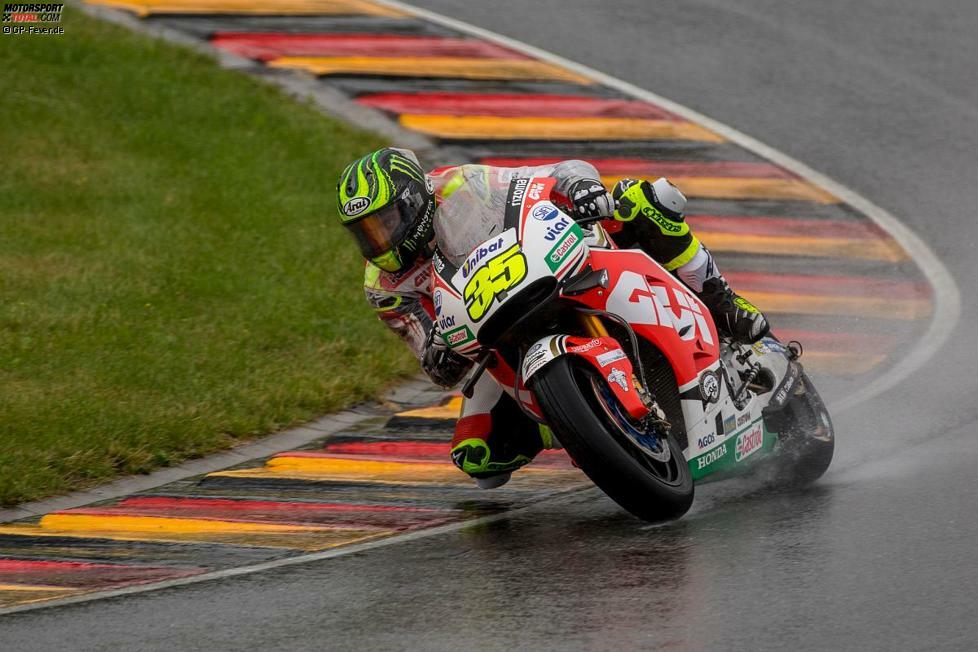 Der Knoten platzt beim Regenrennen auf dem Sachsenring. Crutchlow ist in der Spitzengruppe dabei und fährt als Zweiter auf das Podest.