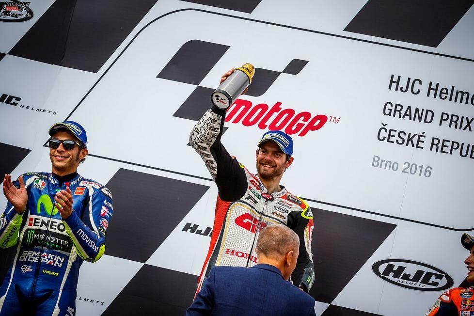 Noch besser läuft es in Brünn. Wieder ist die Piste nass, Crutchlow wählt die harten Reifen und macht damit alles richtig. Souverän überholt er Gegner um Gegner und feiert sensationell seinen ersten Grand-Prix-Sieg.