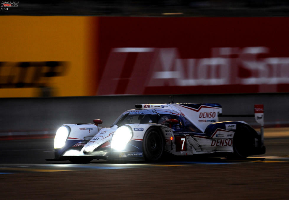 Doch gegen 5 Uhr geht ein Pfennigteil im Kabelbaum des Autos kaputt, Nakajima muss den LMP1-Boliden ohne Vortrieb auf der Strecke abstellen. Der dritte Platz des Schwesterautos ist da für Toyota nur ein schwacher Trost.