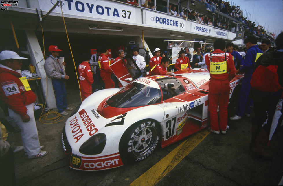 1985 ging Toyota erstmals bei den 24 Stunden von Le Mans an den Start. Nachdem man in Premierenjahr die erste Zielankunft eines japanische Autos bejubeln durfte, blieben Erfolge in den nächsten Jahren aus.