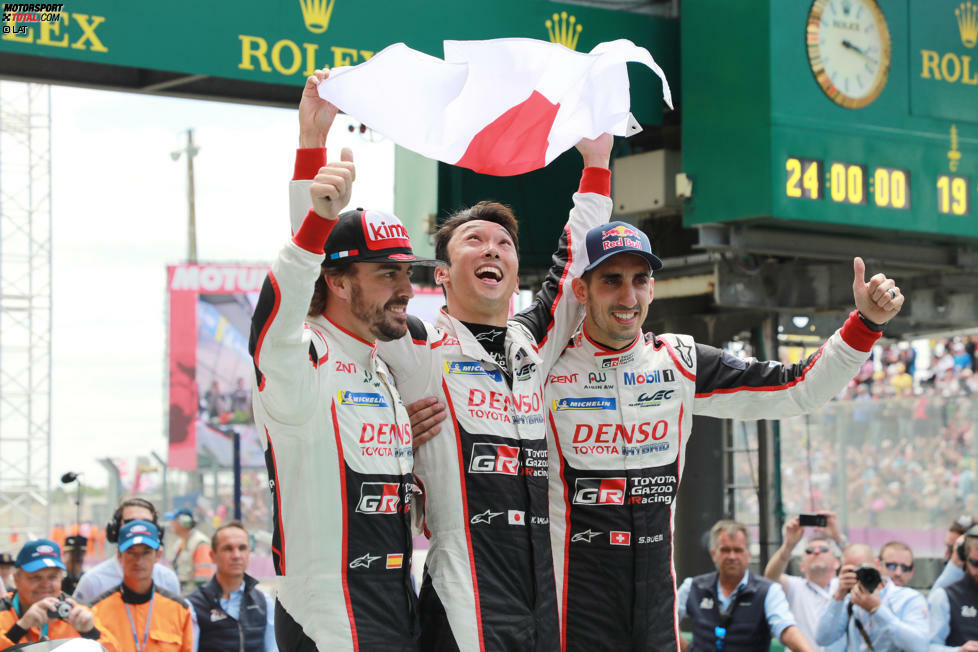 Endlich am Ziel! Im 19. Anlauf gewinnt Toyota mit Fernando Alonso, Sebastien Buemi und Kazuki Nakajima die 24 Stunden von Le Mans. Vor dem großen Triumph mussten die Japaner aber viele, teils hochdramatische Rückschläge einstecken.