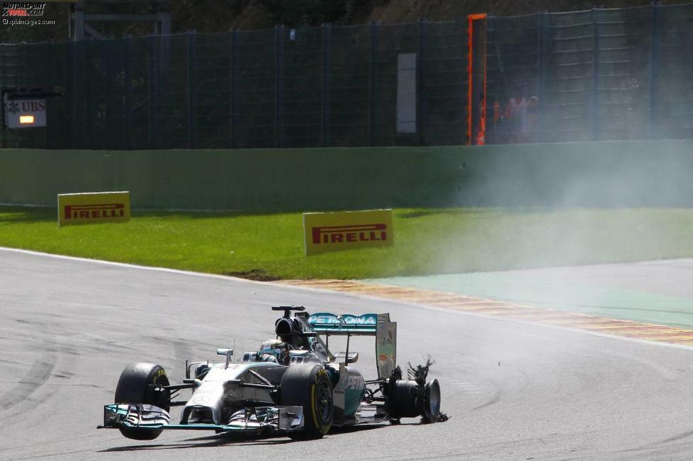 ...humpelt Hamilton mit kaputtem Hinterreifen an die Box. Rosberg wird auf dem Podest von den Fans ausgepfiffen, wirkt im Titelkampf plötzlich zahnlos und muss sich Hamilton geschlagen geben.