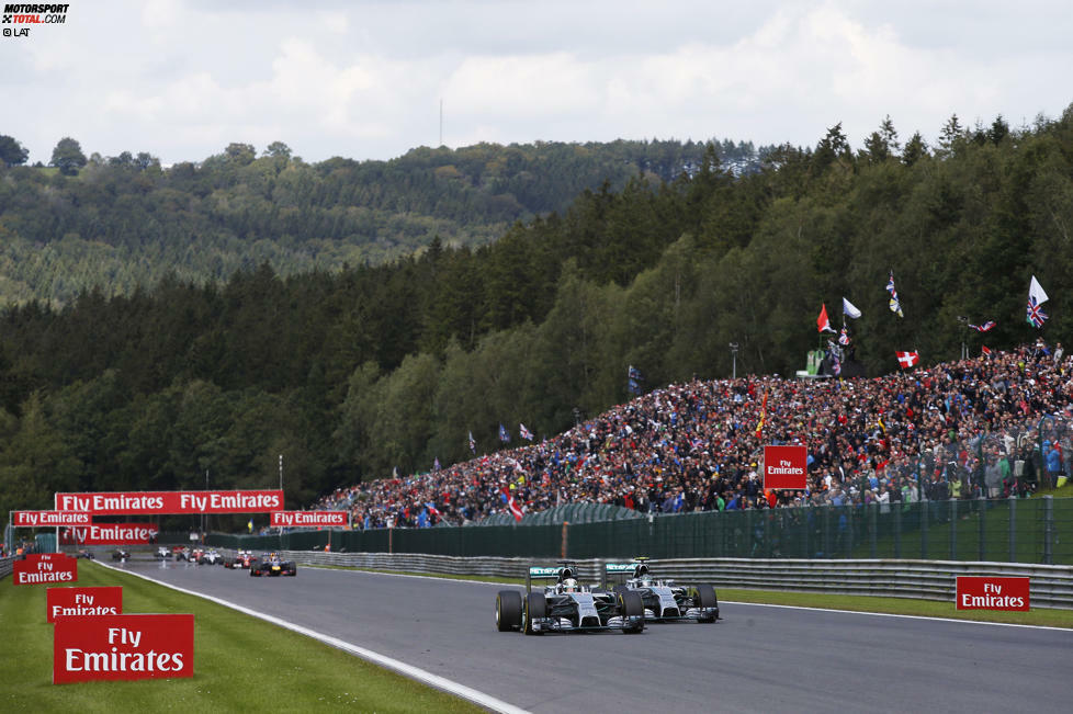 Angefangen hat alles 2014 in Spa-Francorchamps: Nico Rosberg saugt sich auf der Kemel-Geraden im Windschatten an Leader Lewis Hamilton an und versucht es außen. Das Manöver...