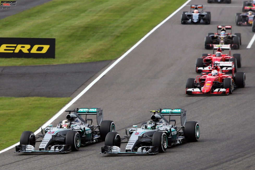 Dicke Luft gibt es auch 2015: Hamilton drückt Rosberg nach dem Start in Suzuka  nach außen. Der WM-Herausforderer 