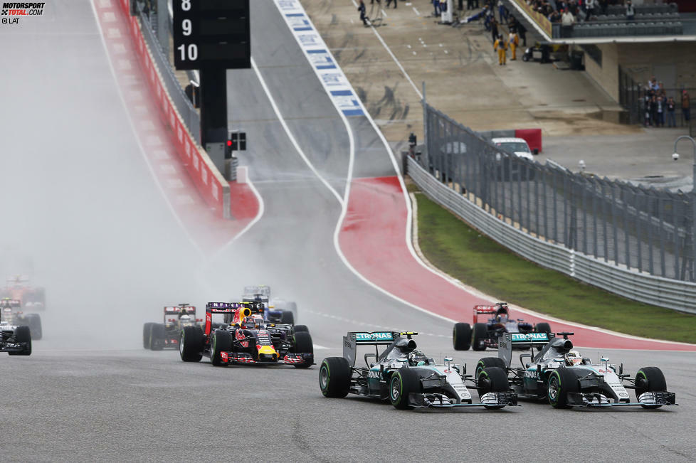Zwei Rennen später kommt es zum nächsten Gemetzel - und wieder zieht Rosberg den Kürzeren: Hamilton ist beim Start erneut auf der besseren Innenbahn und drückt Rosberg...