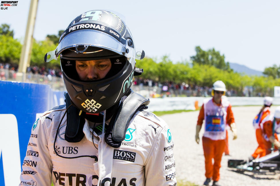 ...Rosberg ist nach dem Unfall die Enttäuschung ins Gesicht geschrieben. Die nächste Berührung folgt nur zwei Rennen darauf.
