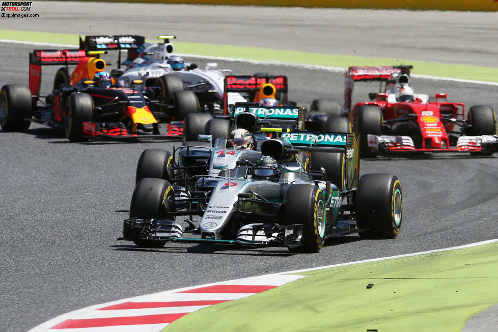 In Barcelona fährt Rosberg 2016 erstmals die Krallen aus: Nach dem gewonnenen Start stimmen beim WM-Leader die Motoreneinstellungen nicht, Hamilton attackiert ihn nach Kurve 3 mit Geschwindigkeitsüberschuss. Doch...