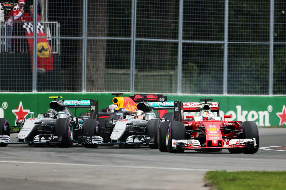 berühren sich, und Rosberg bleibt nichts anderes übrig als...