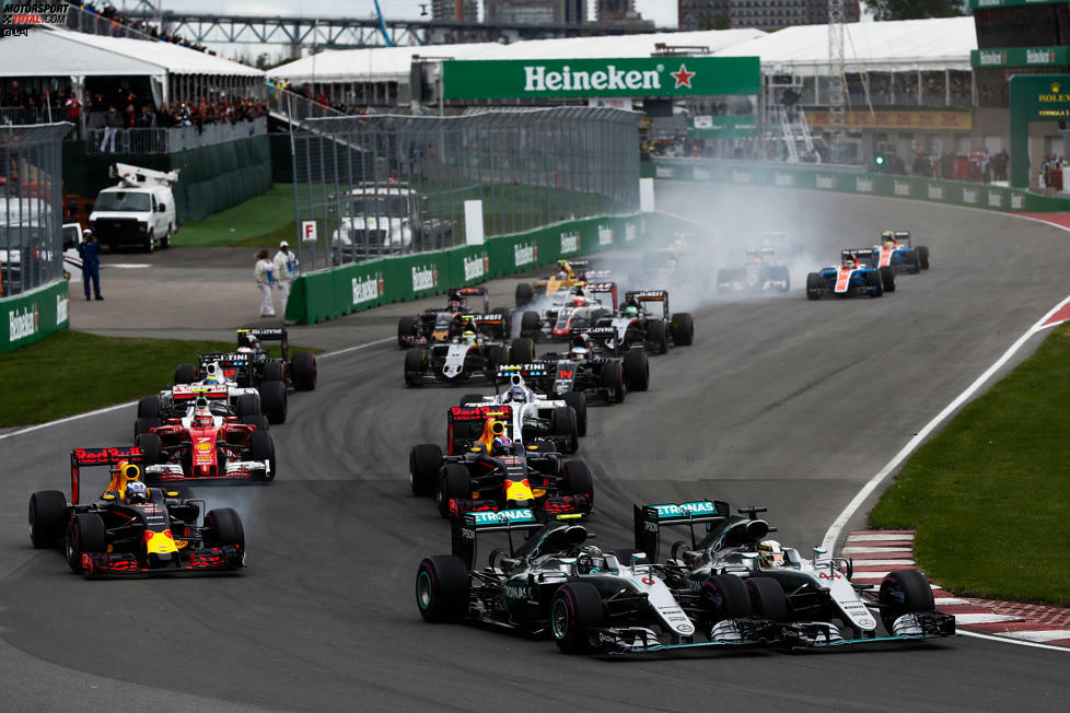 In Kanada nutzt Hamilton nach dem Start die Innenbahn, um Rosberg abzudrängen. Die Räder der beiden...