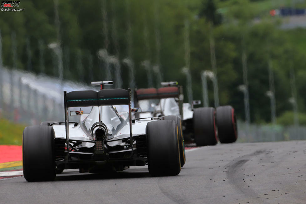 ...gerät sein Bolide aus der Balance: Hamilton kann sich im Windschatten ansaugen. In der zweiten Kurve probiert es Hamilton außen, wird aber von Rosberg von der Piste gedrängt. Auch diesmal...