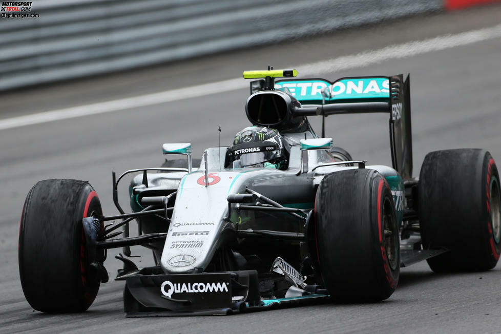 ...zieht Rosberg den Kürzeren: Durch die Berührung bricht sein Frontflügel. Während Hamilton zum Sieg fährt, fällt Rosberg noch auf Rang vier zurück - und wird von den Rennkommissaren auch noch mit zwei Strafpunkten und einer Zehn-Sekunden-Strafe zum Schuldigen erklärt.