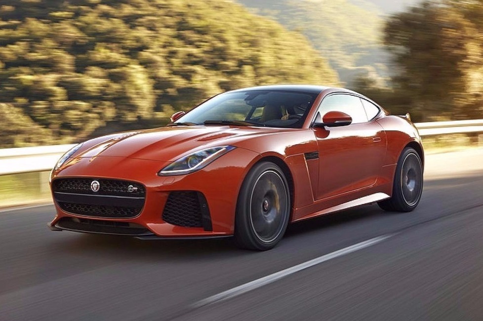 Der Jaguar F-Type SVR sprintet mit 575 PS starken 5,0-Liter-V8-Kompressormotor 0,4 Sekunden schneller auf 100 km/h als der 550 PS starke F-Type R