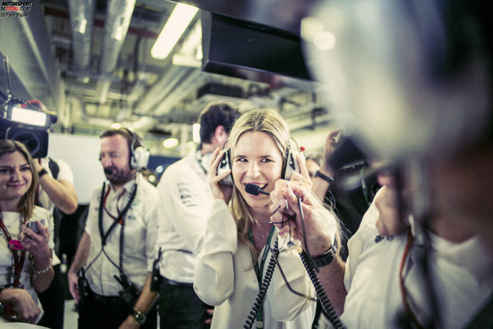 Ehefrau Vivian fieberte in der Mercedes-Box über die 55 Runden in Abu Dhabi mit. 