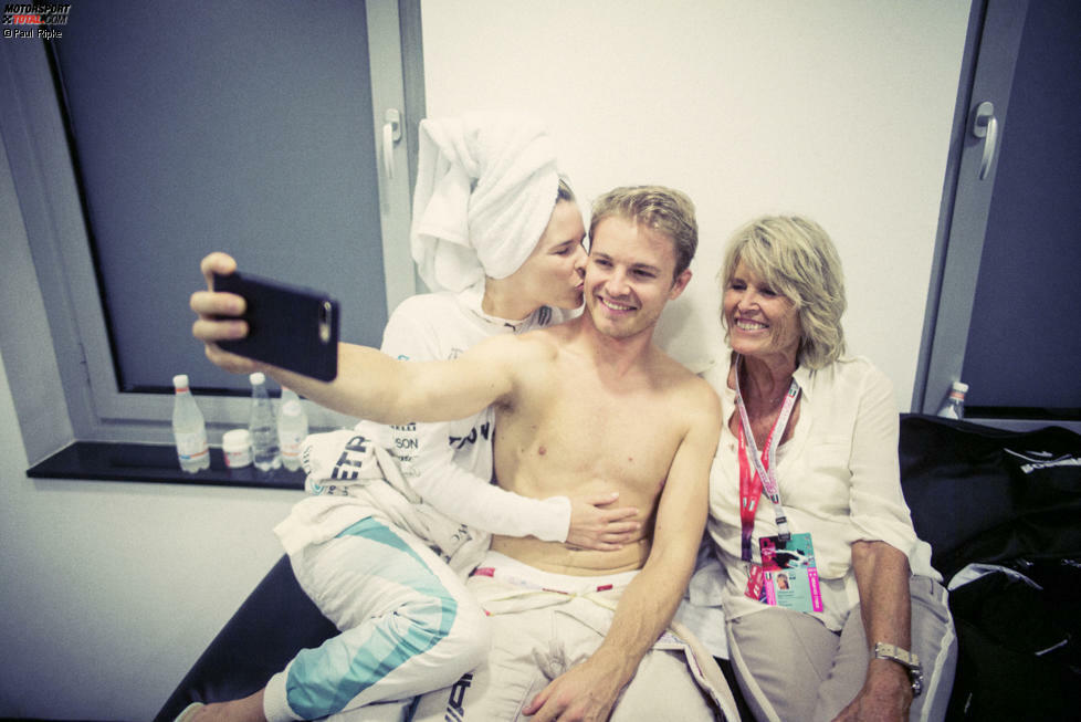 Geschafft, aber glücklich! Rosberg und die zwei wichtigsten Frauen in seinem Leben: Frau Vivian und Mutter Sina.