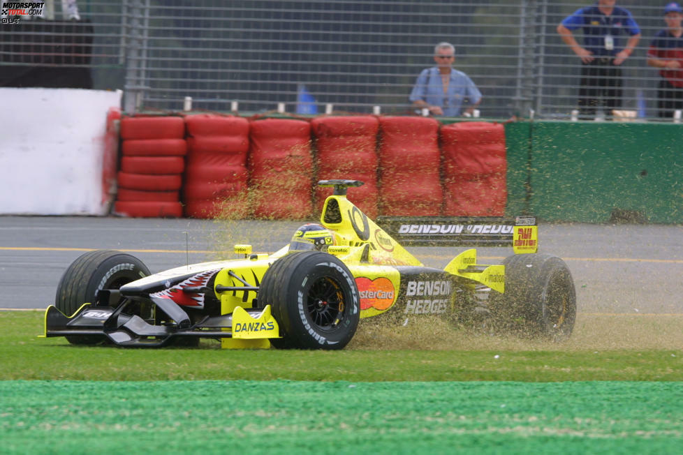 Die Anfangsphase verläuft turbulent: Barrichello schießt nach seinem schlechten Start Jordan-Pilot Heinz-Harald Frentzen ab, dann verursacht...