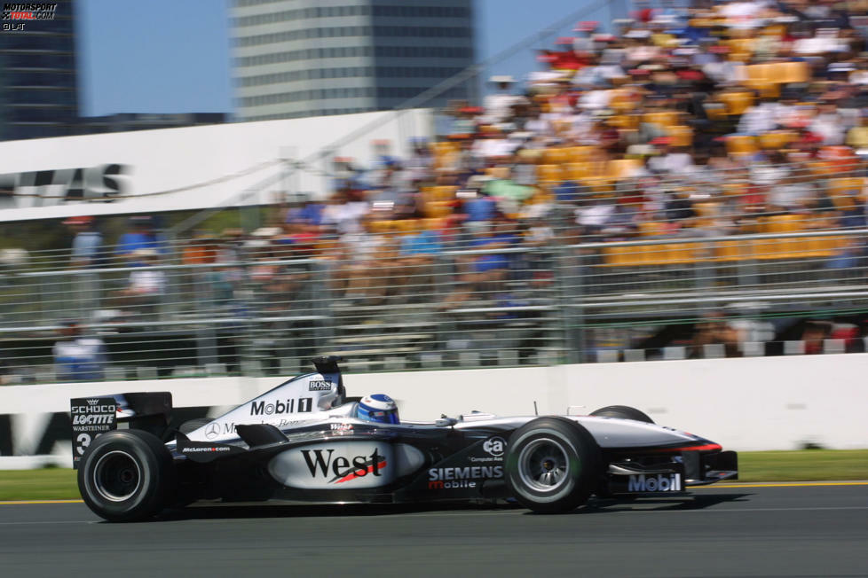...ist einmal mehr Mika Häkkinen im McLaren, der nach zwei Titeln im Jahr 2000 den Kürzeren zog. Doch gegen Ferrari erscheint erneut kein Kraut gewachsen. In der Startaufstellung belegt er hinter Schumacher und Barrichello nur Platz drei.