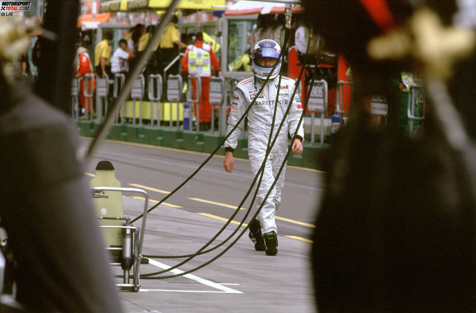 Nach Mika Häkkinens heftigem Ausritt wegen eines Bremsdefekts, der ihn schließlich zum Rücktritt bewegen sollte, hat Schumacher an der Spitze endgültig...