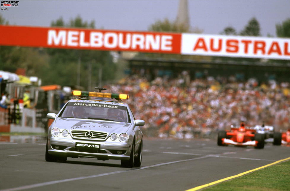 ...Ralf Schumacher durch die furchterregende Kollision mit Jacques Villeneuve eine Safety-Car-Phase. Der Unfall kostete ein Menschenleben: Der Streckenposten Graham Beverdige wurde durch ein Rad von Villeneuves BAR-Bolide erschlagen.