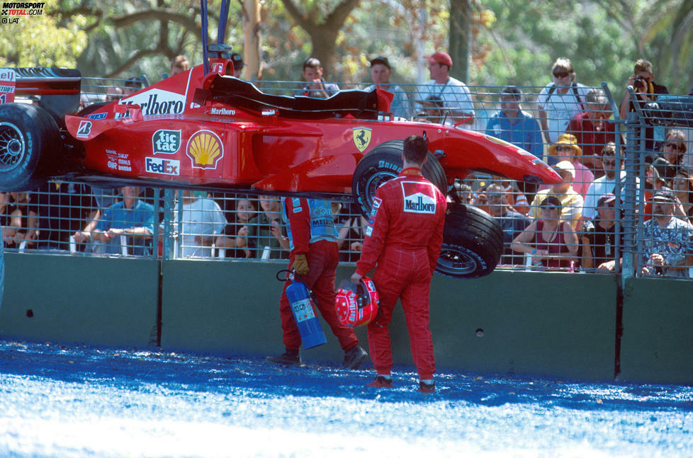 ...beginnt das Wochenende mit einer Schrecksekunde: Im ersten Freien Training rutscht Schumacher von der Strecke und überschlägt sich. Wie durch ein Wunder bleibt er unverletzt. Sein Rivale...