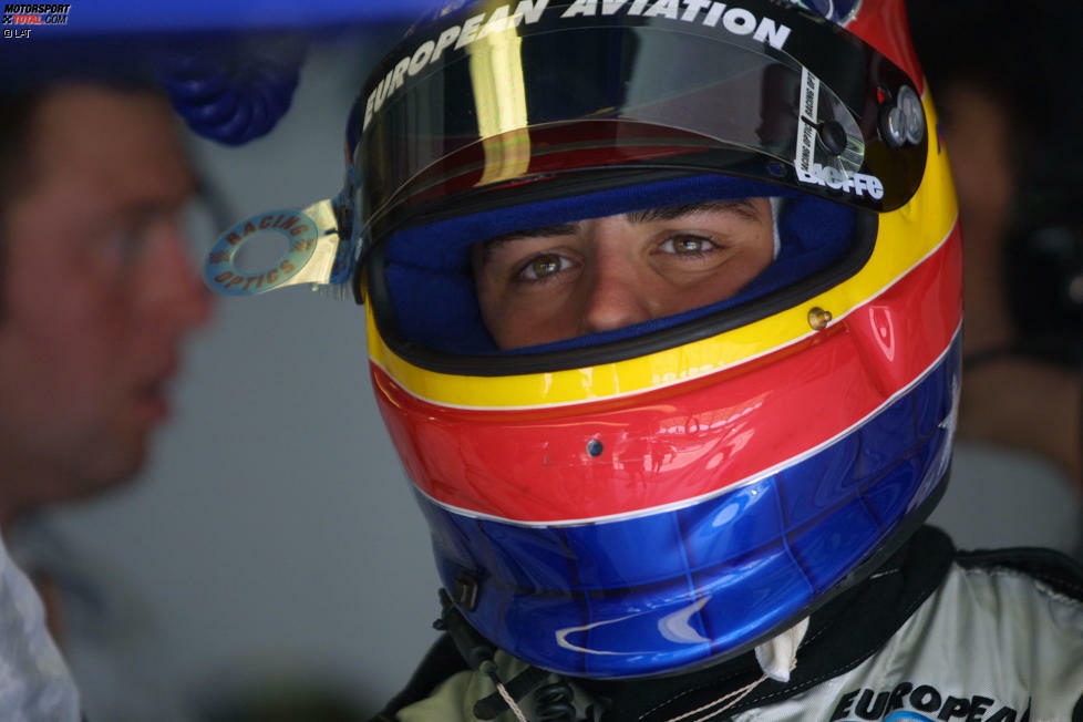 ...2005 nach fünf Titeln in Serie vom Formel-1-Thron stürzen wird, mit zwei Runden Rückstand auf Platz zwölf landet, dürfte Schumacher in dem Moment nicht bewusst sein.
