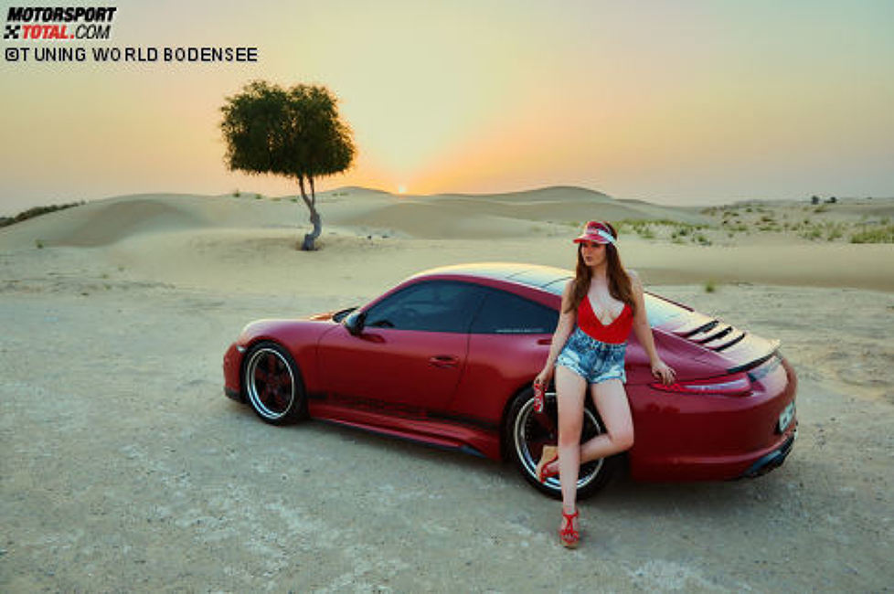 MISS TUNING KALENDER 2017 - Titelbild. Miss Tuning Julia Oemler, Dubais heißeste Locations und tolle Autos glänzen um die Wette: Sonnenuntergang in der Wüste Dubais mit einem schicken 911er Porsche Carrera, der unter anderem Felgen von Alphamale Performance verbaut hat.
