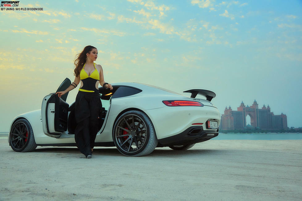 MISS TUNING KALENDER 2017 - Februar. Der AMG GT ist sicher der richtige Untersatz, um in einem der Wahrzeichen Dubais, dem Nobelhotel Atlantis auf der weltbekannten 