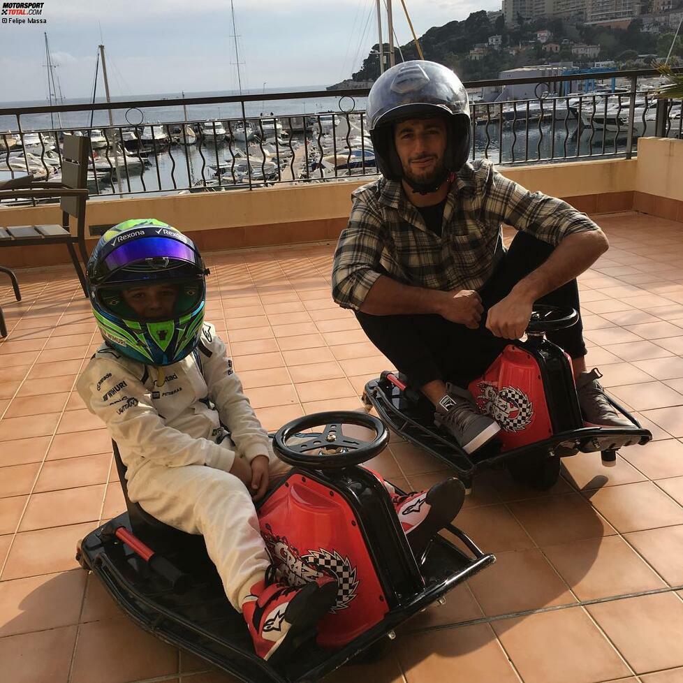 Platz 2: Das Terrassen-Duell
Felipe Massas Junior gegen Daniel Ricciardo im Crazy-Kart: Mit diesem unterhaltsamen Beitrag versüßen uns die Monaco-Nachbarn ein rennfreies Wochenende. Es ist der Höhepunkt einer Freundschaft, die schon ihre Opfer gefordert hat. Zuvor hatte man sich gegenseitig die Autos mit Stickern verziert.