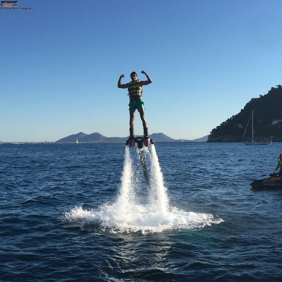 Platz 7: Die Wassersportler - Carlos Sainz kann es nicht nur auf asphaltierter Strecke. Der Toro-Rosso-Pilot bewies im Urlaub, dass ihm keine Welle zu wild ist. Die größte Mutprobe: Das Balancieren seiner Glückskappe auf dem Surfboard. Wenn die verloren gegangen wäre, hätte Teamkollege Kwjat vielleicht eine Chance.