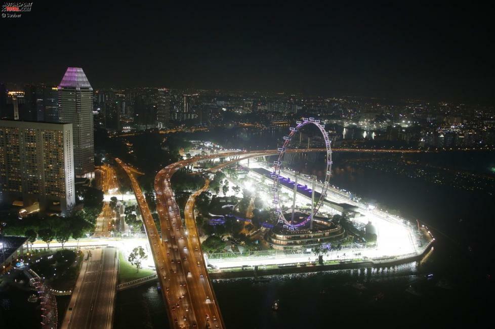 Formel 1 bei Nacht - der Singapur-Grand-Prix ist seit 2008 eines der Highlights im Rennkalender. Für den Durchblick zwischen den Häuserschluchten sorgen rund 1.500 Scheinwerfer, die eine durchschnittliche Beleuchtungsstärke von 3.000 Lux auf die Strecke bringen. Am besten kommt dort Sebastian Vettel zurecht - er siegte bereits viermal.