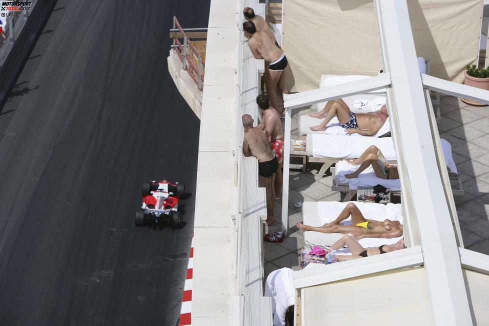 Monaco: Der Klassiker unter den Stadtkursen! Vor allem die Yachten im Hafen und die Schönen und Reichen auf den Balkonen und in den Cafés machen die Atmosphäre aus. Auf der Strecke hält sich das Spektakel oft in Grenzen: Zwischen den engen Leitplanken mit weniger als fünf Meter Straßenbreite sind Überholmanöver eine Seltenheit.