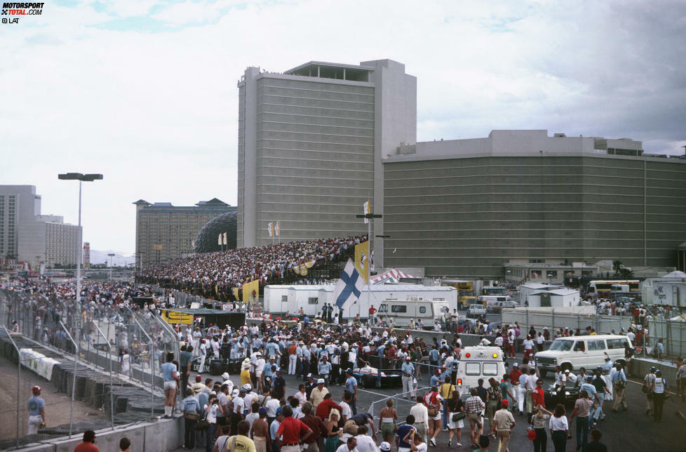 Statt der Roulette-Kugel rollte 1981 und 1982 in Las Vegas die Formel 1. Gefahren wurde auf dem Parkplatz des berühmten Caesars Palace. Kein Witz - der war groß genug, um darauf einen 3,65 Kilometer langen Formel-1-Kurs zu errichten. Es sollte nicht die einzige Stadtstrecke zu der Zeit in den USA sein, wie das nächste Bild zeigt.