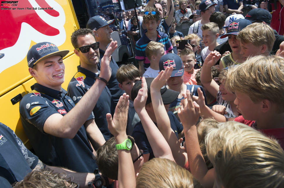 Jugendförderung: Verstappen will auch den Nachwuchs mit seiner steilen Karriereleiter inspirieren. In Zandvoort nimmt er sich viel Zeit für die jungen Fans. 