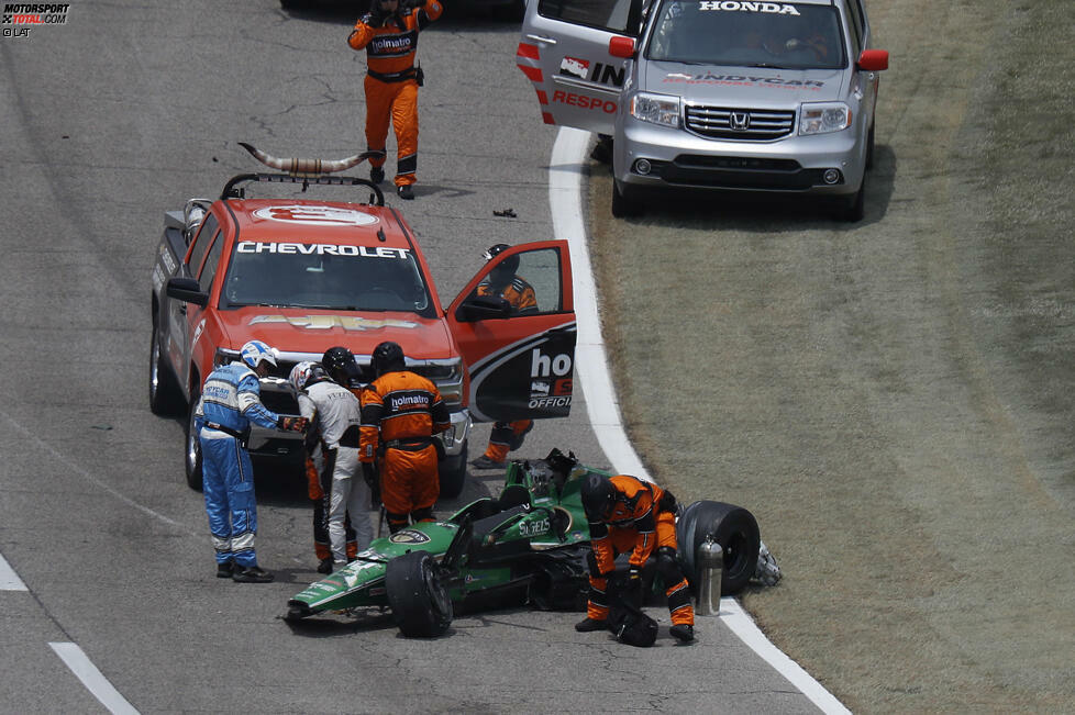 Newgarden kann das Wrack noch aus eigener Kraft verlassen, hat aber Schmerzen.