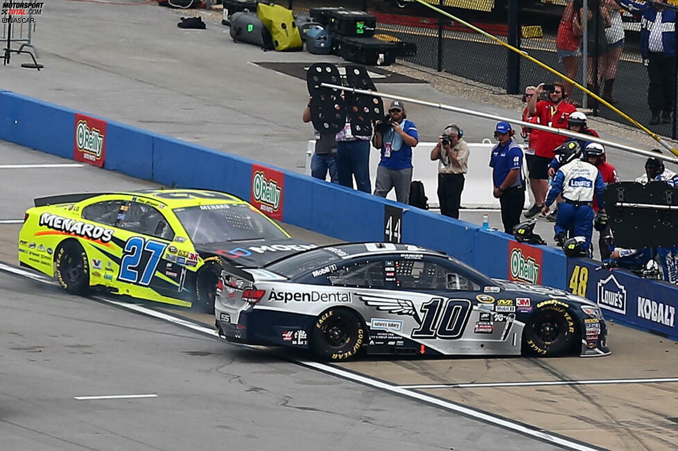 Vergleichsweise harmlos: Danica Patrick übersieht in der Boxengasse Paul Menard und wird umgedreht.