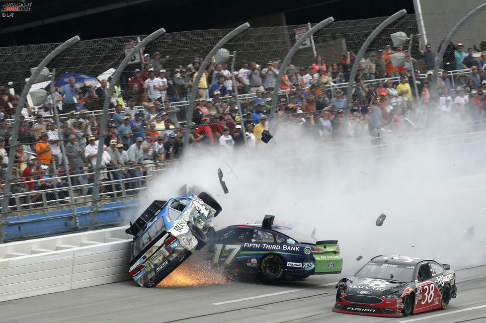 Spektakulärer Schlusspunkt: Der Unfall von Kevin Harvick war nicht der einzige heftige Crash eines wilden NASCAR-Rennens in Talladega.